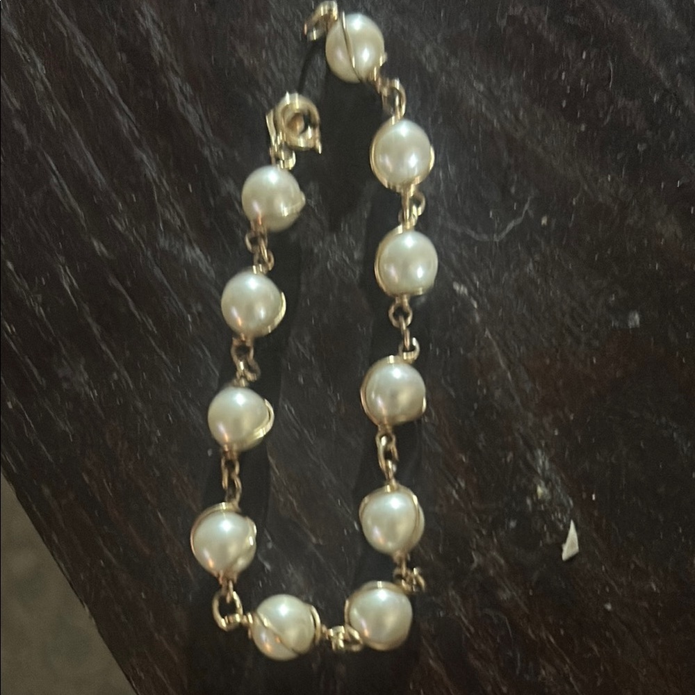 Cream and Gold Pearl Bracelet with Delicate Metal Links